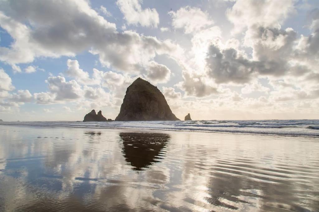 Cannon Beach Vibes, Steps To The Beach,Wifi,3 Full Bedroom En Suites With 3 Fireplaces,Near Downtown Luaran gambar