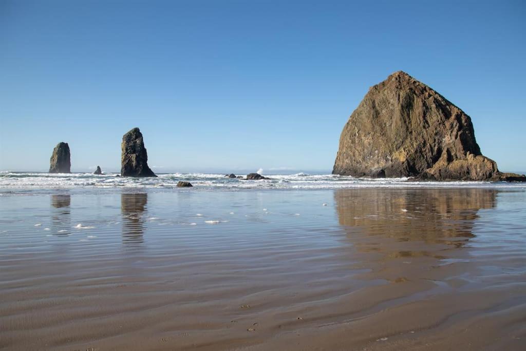 Cannon Beach Vibes, Steps To The Beach,Wifi,3 Full Bedroom En Suites With 3 Fireplaces,Near Downtown Luaran gambar